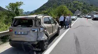 Geyve'de Kamyonet-Otomobil Çarpıştı: 2 Yaralı