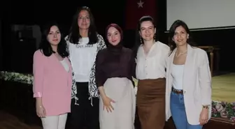 Sakarya'da öğrenciler atık malzemelerden yaptıkları kıyafetler ve nostaljik giysilerle sahneye çıktı