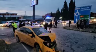 Sapanca'da Taksi ile Otomobil Çarpıştı: 6 Yaralı