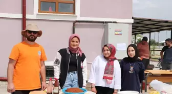 Lise Öğrencileri Uygulamalı Hayvan Yetiştiriciliği Eğitimi Alıyor