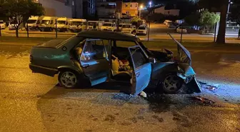 Antalya'da Tırla Çarpışan Otomobilde 2 Yaralı