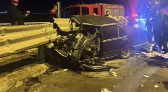 Sivas'ta Otomobil Bariyerlere Saplandı: Sürücü Yaralandı