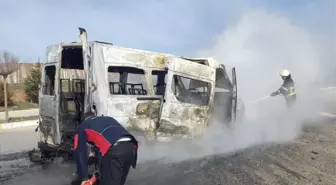 Sivas'ta Seyir Halindeki Servis Minibüsünde Yangın Çıktı
