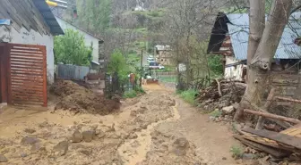 Koyulhisar'da Şiddetli Yağışlar Sel Felaketine Yol Açtı
