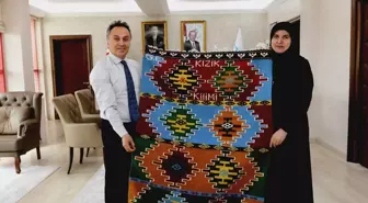 Rektör Yılmaz'a Kızık Kilimi Hediyesi