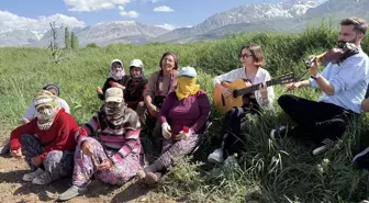 Öğrenciler Tarlada Çalışan Anneleri Unutmadı, Sürpriz Konser Verdiler