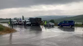 Yalova'da Kamyon ile Minibüs Çarpıştı, 3 Yaralı