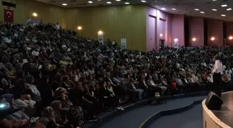 Hayati İnanç, Gençlere Ahlak ve İnsan Temalı Konferans Verdi