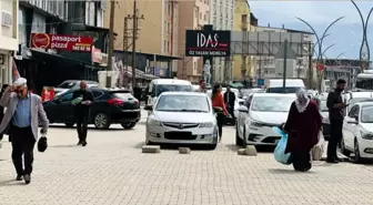 Yüksekova'da Kaldırımlara Gelişi Güzel Park Edilen Araçlar Tepki Çekiyor