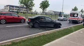 İnegöl'de Kontrolden Çıkan Otomobil Bariyerlere Çarpıp Sürücüsünü Yaraladı
