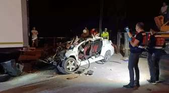Mersin'de Park Halindeki Tıra Çarpan Otomobildeki 2 Kişi Hayatını Kaybetti