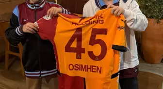 Galatasaray, Trabzonspor'u 2-0 Mağlup Etti; Küçük Taraftar Osimhen'in Formasını Aldı