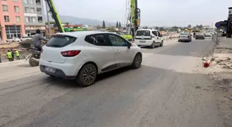 Hatay'da Hafriyat Kamyonu, Otomobili Sürükledi