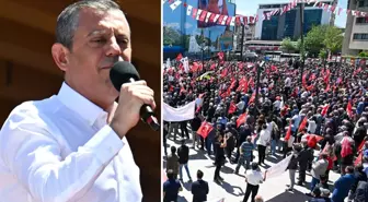 Özgür Özel'in Van mitingine damga vuran an: Sırrı Süreyya Önder'in ruhu için...