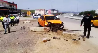 Kırıkkale'de Ticari Taksi Beton Bariyere Çarptı: İki Yaralı