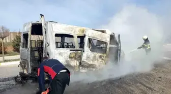 Sivas'ta Minibüs Yangını: Araç Kullanılamaz Hale Geldi