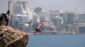 Antalya'da Falezlerden Denize Tehlikeli Atlayışlar