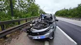 Otoyolda Tır ile Çarpışan Otomobilin Sürücüsü Yaralandı