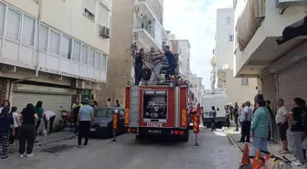 Antalya'da 4 Katlı Apartmanda Yangın Çıktı, İtfaiye Müdahale Etti