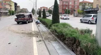 Karaman'da Kontrolden Çıkan Otomobil Aydınlatma Direğine Çarpıp Karşı Şeride Geçti
