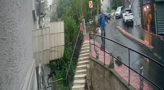 Beyoğlu'nda Yağmur Nedeniyle Takla Atan Araç Aşırı Hız ve Kaygan Zemin Sonucu Kaza Yaptı