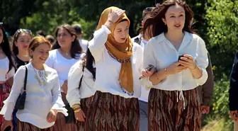 Eş adaylarını bulmak için 1,5 kilometre yürüdüler