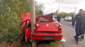 Elazığ'da Elektrik Direğine Çarpan Otomobilde 2 Yaralı