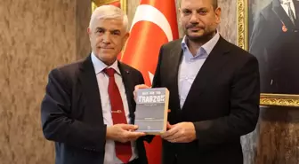 Emekli Orgeneral Arif Çetin, Trabzonspor Başkanı'na Kitap Hediye Etti