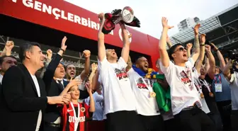 Gençlerbirliği, Süper Lig'e Yükselişini Taraftarlarıyla Kutladı
