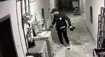 Aksaray'da Hırsız, Ayakkabıları Mağazadan Seçer Gibi Çaldı