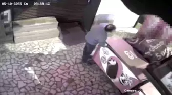 Kadıköy'de Dondurma Hırsızlığı Güvenlik Kamerasında