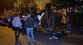 Düzce'de Motosiklet İş Makinesine Çarptı: 2 Yaralı