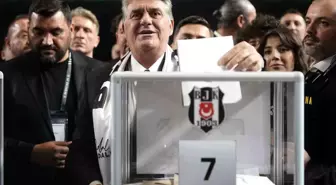 Beşiktaş Genel Kurulu'nda Serdal Adalı Oyunu Kullandı