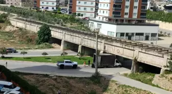 Mersin'de Kamyonet Sulama Kanalı Köprüsünde Sıkıştı
