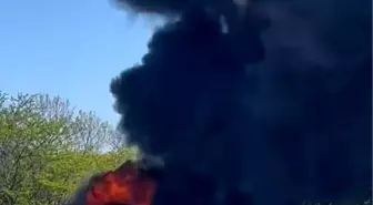 Büyükçekmece TEM Otoyolu'nda Seyir Halindeki Otomobil Yandı