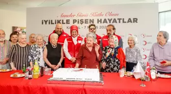 Türk Kızılay Anneler Günü'nü Deprem Bölgesinde Kutladı