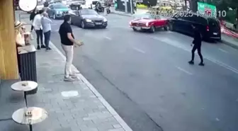İstanbul'da Vale Kazası: Klasik Araç Park Halindeki Araca Çarptı
