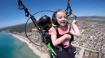 7 Yaşındaki Zeynep Beren, Paramotorla Uçarken İstiklal Marşı'nı Okudu