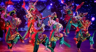 2025 Endonezya Dünya Dans Festivali Cakarta'da Renkli Görüntülerle Başladı
