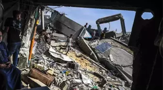 İsrail'in Gazze'ye Hava Saldırısı: Yardım Merkezi Enkaz Haline Geldi