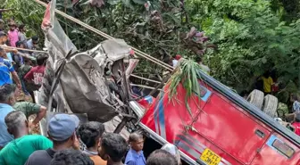 Sri Lanka'da Otobüs Kazasında 20 Kişi Hayatını Kaybetti