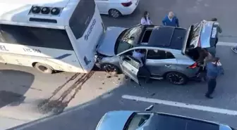 İstanbul'da Araç Otobüse Çarptı, Sürücü Sıkıştı