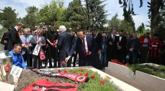 Gençlerbirliği Süper Lig'e Yükselmenin Sevincini İlhan Cavcav'ın Mezarı Başında Paylaştı