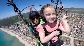 7 Yaşındaki Zeynep Beren, Paramotor ile 200 Metre Yükseklikten İstiklal Marşı Okudu