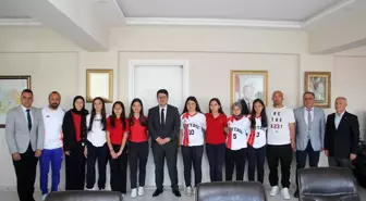 Kula'nın Genç Softbolcularından Kaymakama Ziyaret