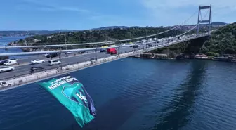 Kocaelispor'un Şampiyonluk Bayrağı Fatih Sultan Mehmet Köprüsü'nde Dalgalandı