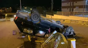 Kontrolden çıkan otomobil demir korkuluğa çarparak ters döndü
