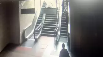 Maltepe Metro İstasyonunda Reklam Panosu Düşmesi: Kadın Yaralandı