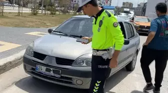 Aksaray'da Plakası Kapalı Araç Sürücüsü ve Babası Basın Mensuplarına Tepki Gösterdi