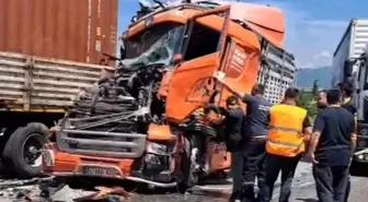 Pamukova'da Zincirleme Kaza: 2 Şoför Yaralandı